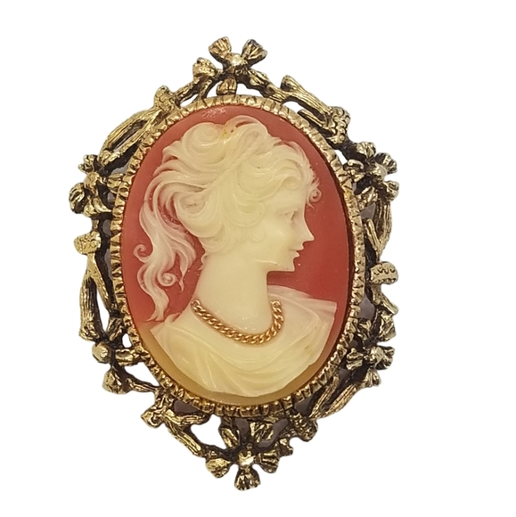 VINTAGE VICTORIAN REVIVAL CAMEO GIRL WEARING CHAIN NECKLACE  BROOCH/ PENDANT - Picture 1 of 4
